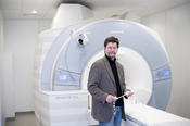 1 | Univ.-Prof. Dr. Arthur M. Jacobs (Forschung in Allgemeine und Neurokognitive Psychologie) steht vor einem MRT (Magnet-Resonanz-Tomograph), womit er in das Innere von Patienten blicken kann. Hiermit sammelt er Daten für seine Forschung.